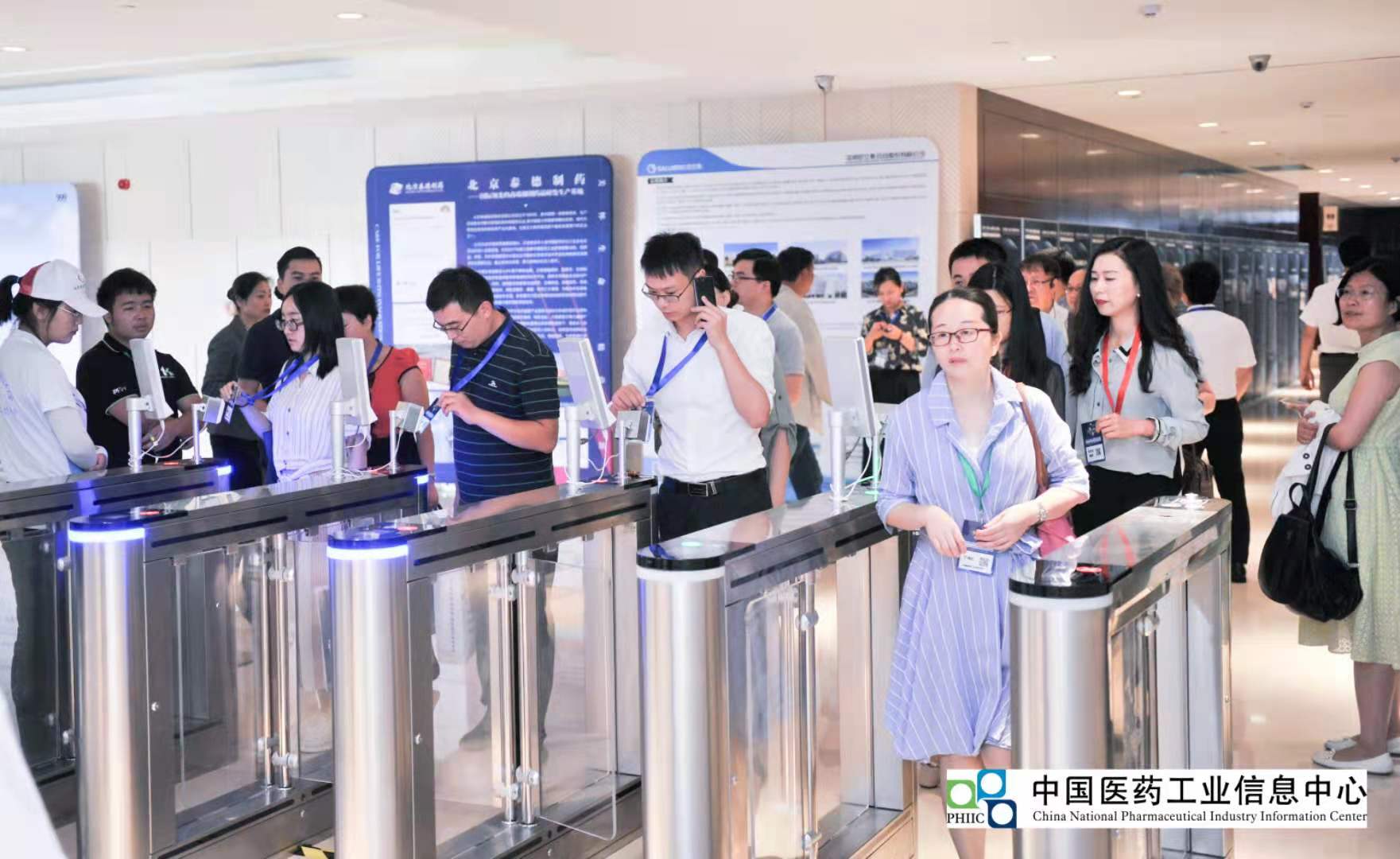 智能门禁闸机——构建未来安全管理的“智慧之门”