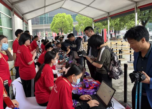一刷即印：现场制证如何为大型活动按下“加速键”