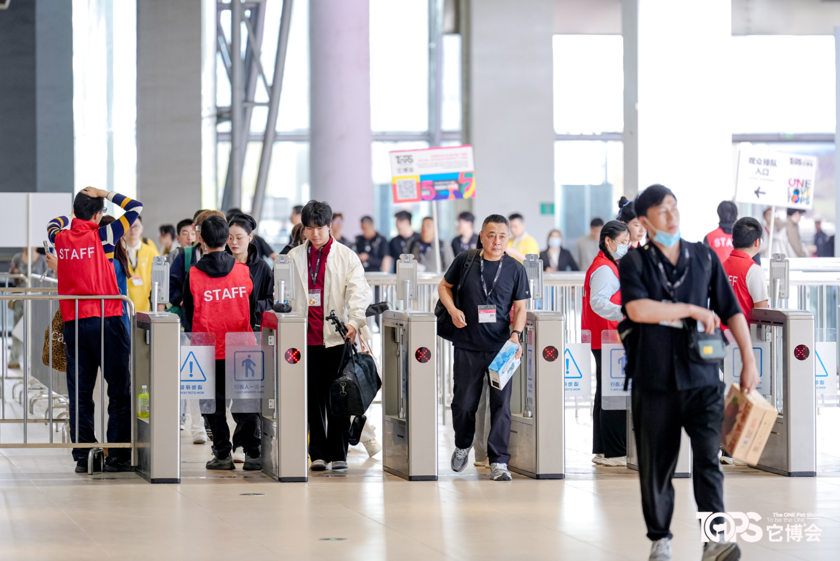 迈向智能会议：无障碍闸机签到的革新之路